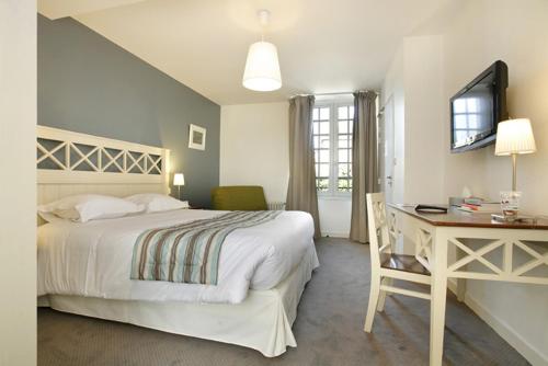 Ένα ή περισσότερα κρεβάτια σε δωμάτιο στο Logis Hotel, restaurant et spa Le Relais De Broceliande