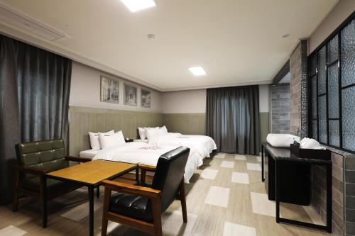 En eller flere senge i et værelse på Hotel Mondavi