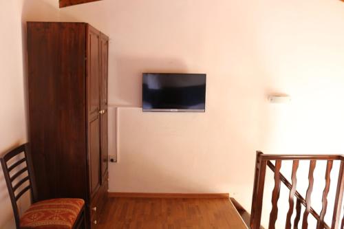 A television and/or entertainment centre at Five Fingers Holiday Bungalows