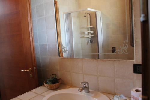 a bathroom with a sink and a mirror at Il Gelso Nero in Vittoria