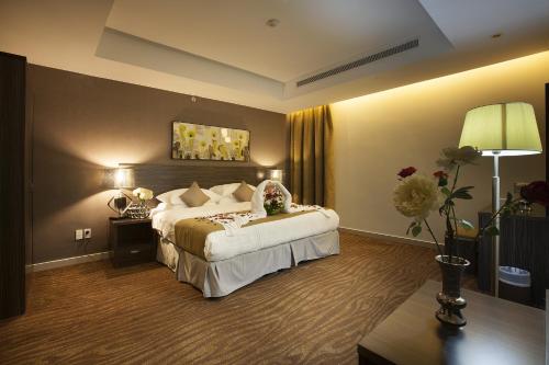 En eller flere senge i et værelse på Watheer Hotel Suite