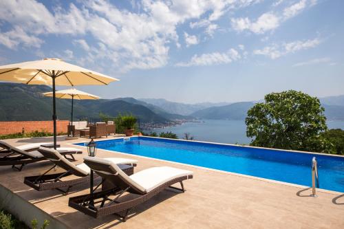 Der Swimmingpool an oder in der Nähe von Villa Stari Mlin