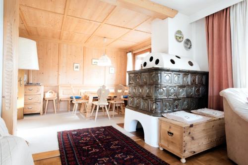 un soggiorno con cucina e una sala da pranzo di Haus Fink a Innsbruck