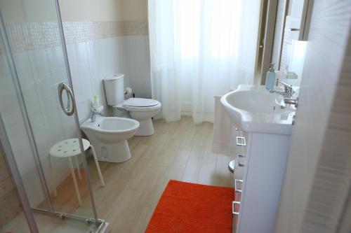 ザッフェラーナ・エトネーアにあるCasa Finaitaのバスルーム(トイレ、洗面台、シャワー付)
