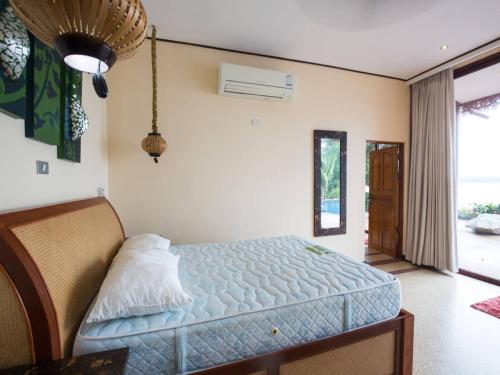 a bedroom with a bed and a window at 5 Bedroom Seafront Villa Phangan SDV231-By Samui Dream Villas in Srithanu