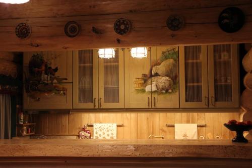 eine Küche mit Glasschränken und Tieren darauf in der Unterkunft Eco House Butinar in Kozmacz