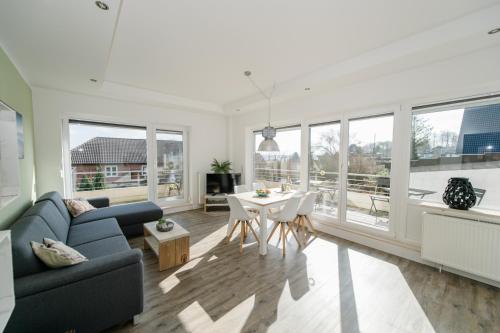 a living room with a couch and a table at Ostsehbutzen in Glücksburg