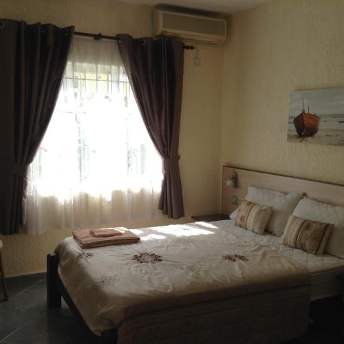 a bedroom with a large bed with a window at Le Palmier C10 in Flic-en-Flac