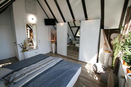 ein Schlafzimmer mit einem großen Bett in einem Zimmer in der Unterkunft Luxus-Apartment mit wunderschönem Panoramablick in Baden-Baden