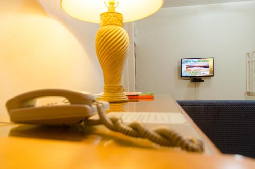 ein Telefon auf einem Tisch mit einer Lampe in der Unterkunft Alicia's Inn in Philipsburg