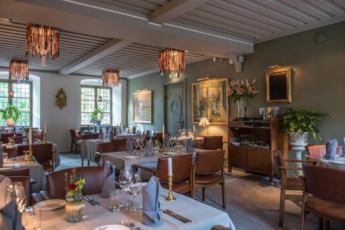 Un restaurante o sitio para comer en Värdshuset Lindgården