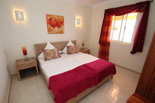 a bedroom with a large bed and a window at Suite Mariposa Finca Montimar in Chio