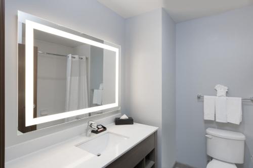 ห้องน้ำของ Days Inn & Suites by Wyndham Houston NW Cypress