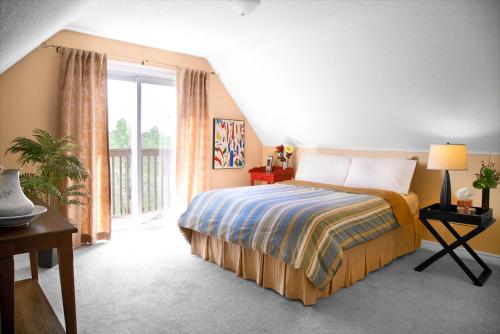 a bedroom with a bed and a large window at Tekdiv B&B in Lansdowne