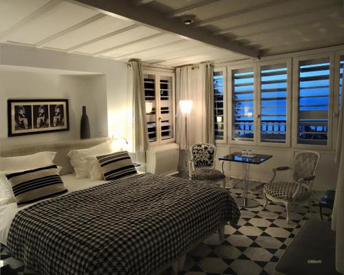 Tempat tidur dalam kamar di La Villa Bleue-Sidi Bou Said