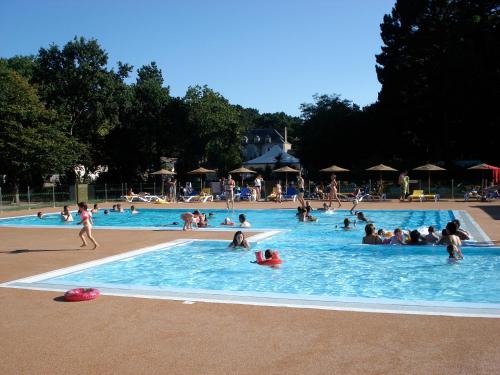 un groupe de personnes dans une piscine dans l'établissement Village Vacances Chateau de Tréambert, à Mesquer