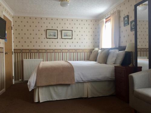 Un dormitorio con una cama grande y una ventana en Abermar Guest House en Inverness