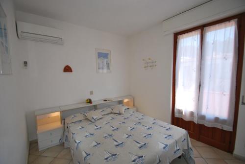 Postel nebo postele na pokoji v ubytování Appartamenti Camelia e Gabry - Zona mare con posti auto e terrazze