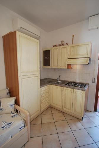 Kuhinja oz. manjša kuhinja v nastanitvi Appartamenti Camelia e Gabry - Zona mare con posti auto e terrazze