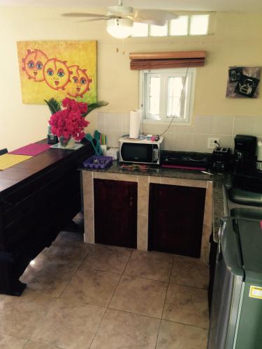 a kitchen with a counter top with flowers on it at Casa del Sol Bed and Breakfast in Contadora