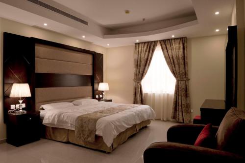 Кровать или кровати в номере Rolana Furnished Apartments