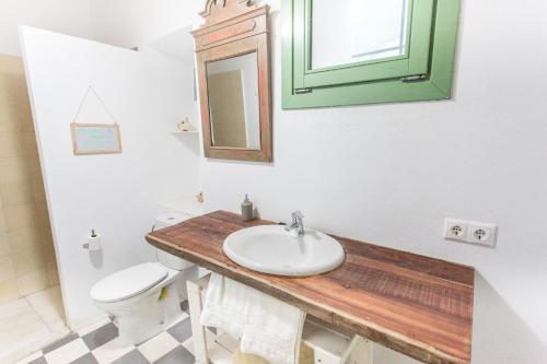 タリファにあるApartamento Siroccoのバスルーム(洗面台、トイレ、鏡付)