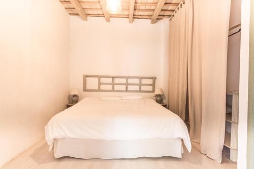 a white bedroom with a white bed in a room at Apartamento Sirocco in Tarifa