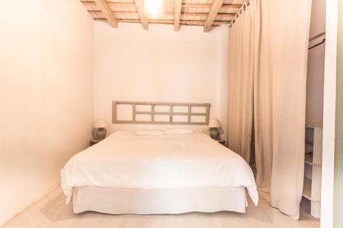 タリファにあるApartamento Siroccoの白いベッドルーム1室(白いベッド1台付)