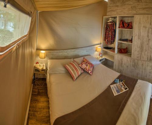 Llit o llits en una habitació de Village Vacances Chateau de Tréambert