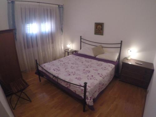 um quarto com uma cama, uma cómoda e uma janela em Casa Cornaro - Agenzia Cocal em Caorle