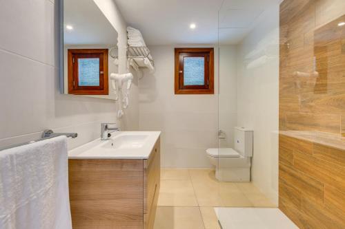 łazienka z umywalką i toaletą w obiekcie Bagari Apartments Camp de Mar w mieście Camp de Mar