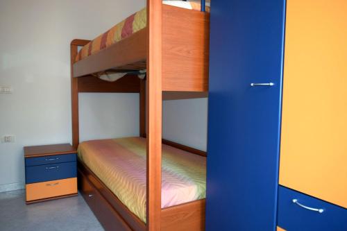 ヴィッラシミーウスにあるAppartamento Sandersの二段ベッド1組(二段ベッド1台付)が備わる客室です。