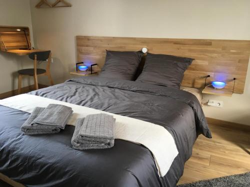 Кровать или кровати в номере Appartements Les Rochelais