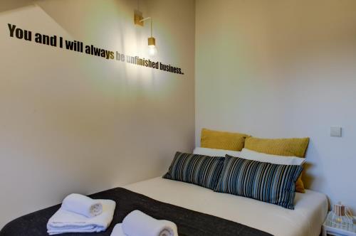Uma cama ou camas num quarto em Ribeira Cinema Apartments