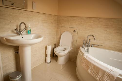 Phòng tắm tại Bramble Cottage & Rossmoor Cottage