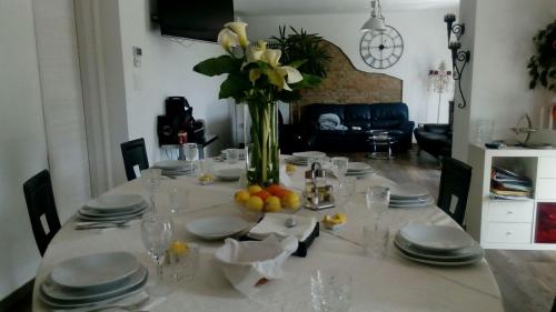 ファーノにあるQuattro Stagioniの花瓶付きのダイニングテーブル