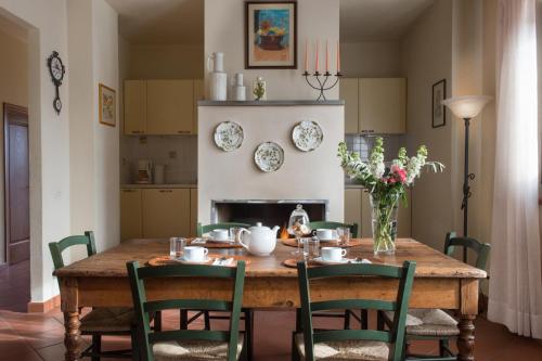 a dining room with a wooden table and chairs at Casa Vacanze Villa il Castellaccio in Lucolena in Chianti