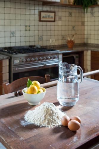 a table with a bowl of flour and a bowl of eggs at Casa Vacanze Villa il Castellaccio in Lucolena in Chianti