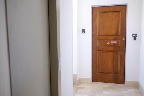 a wooden door in a hallway next to a room at B&B Lamezia Airport in Lamezia Terme