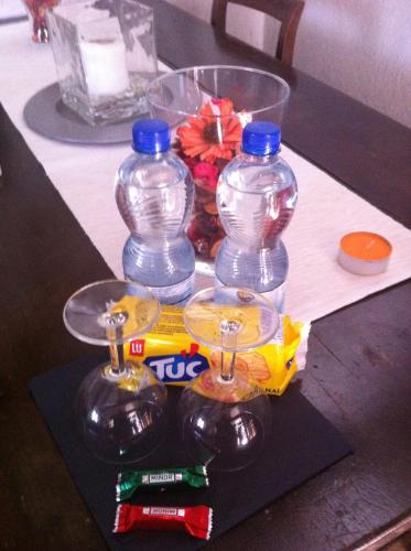 a table with three bottles of water and chips at Helle Sonne in Agarone