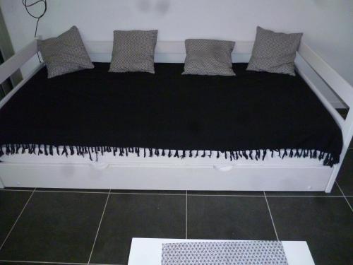 ポール・ラ・ヌーヴェルにあるle sunsetのベッド(枕付)が備わる客室です。