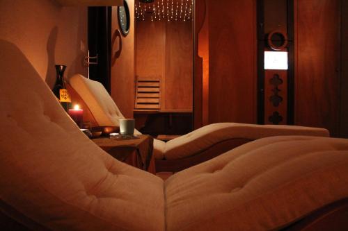 a living room with two chairs and a table at Badiula in Carlentini
