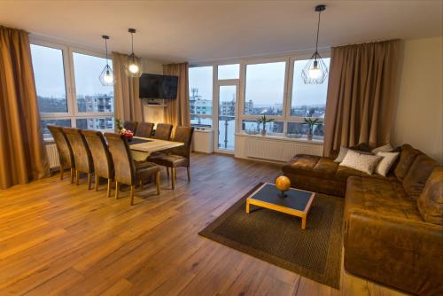 un salon avec un canapé et une table dans l'établissement A-PARTMAN SK - Main Square - Private Parking - Mountain View - Top Floor - 82 m2, à Poprad