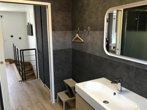 y baño con lavabo y espejo. en Appartements Les Rochelais en La Rochelle