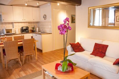 un salon avec un canapé blanc et une table dans l'établissement Le Charme Honfleurais, à Honfleur