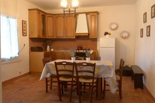 Kuchyň nebo kuchyňský kout v ubytování Agriturismi Farina