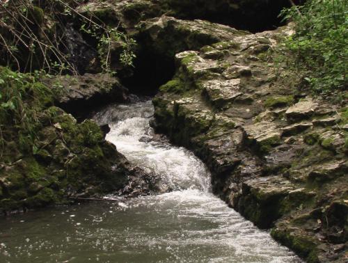 a stream of water flowing through a rocky canyon at il molinaccio al rio chiaro in Civitella dʼAgliano