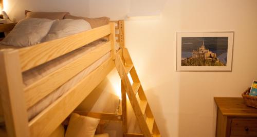 オンフルールにあるLe Charme Honfleuraisのベッドルーム1室(二段ベッド1組、ベッドへのはしご付)