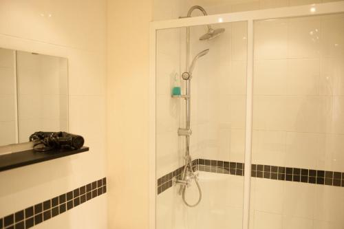 オンフルールにあるLe Charme Honfleuraisのバスルーム(シャワー、棚にカメラ付)
