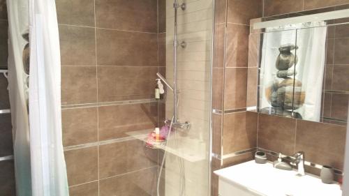 une salle de bain avec douche et lavabo dans l'établissement Roc et Galets, à Saint-Laurent-du-Var